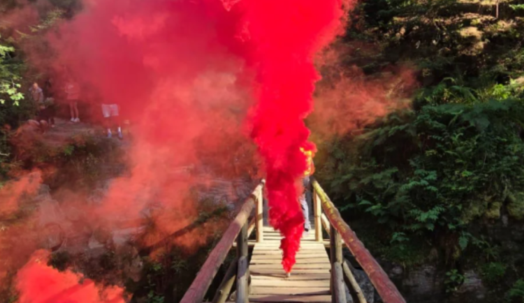 Do odlehlé rokle v údolí Bílé Opavy se zřítil turista a poranil si hlavu. Letěl pro něho vrtulník