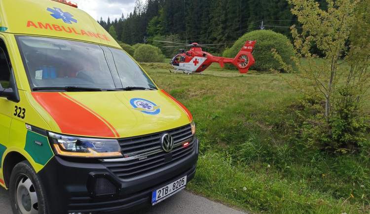 Cyklistku na hlavní silnici srazilo vyjíždějící auto, řidiče čeká trestní řízení