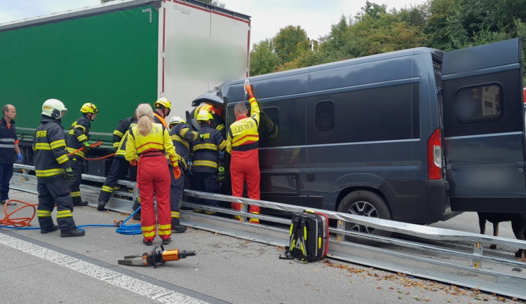Tragická nehoda kamionu a dodávky ochromila provoz na opravované dálnici D5