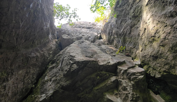 TIP NA VÝLET: Zkamenělý zámek nabízí procházku čarokrásným údolím. Bonusem jsou výhledy a jeskyně