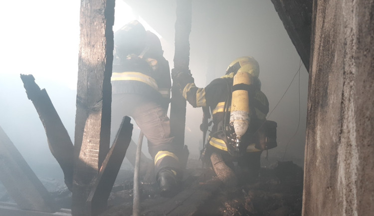 Při požáru bytovky se zranili dva hasiči a obyvatel domu, škoda jde do milionů