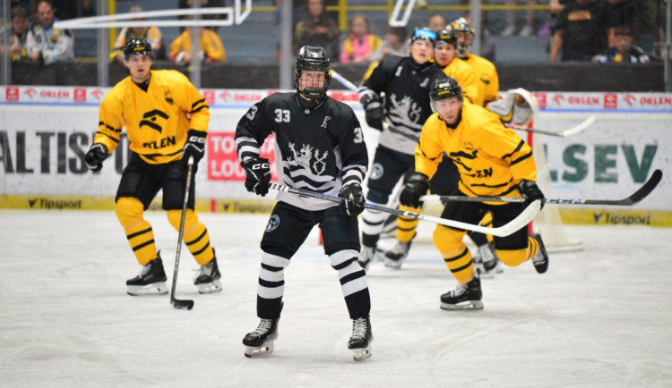 Tvrdý hit a gólová šance. Mladý hokejista Tomek z Třebíče debutoval za A-tým Varů