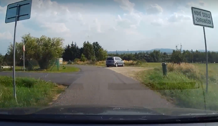 Policista jel ve svém volnu na nákup. Řidiče, který se mu snažil zmizet, dohonil