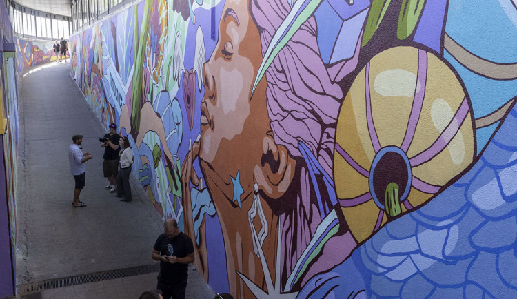 FOTO: Mozart i anděl. Oprýskaný podchod u olomoucké nemocnice zkrásněl uměleckou výmalbou