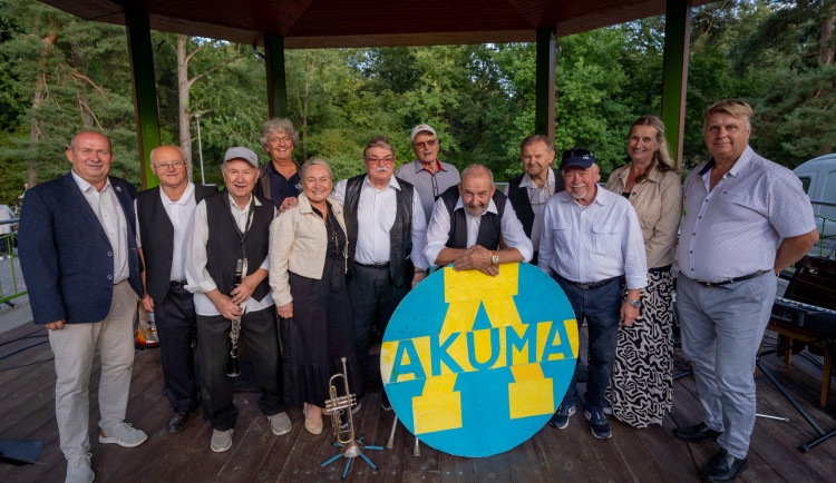 Taneční orchestr s průměrným věkem 80 let se dočkal zápisu do České knihy rekordů