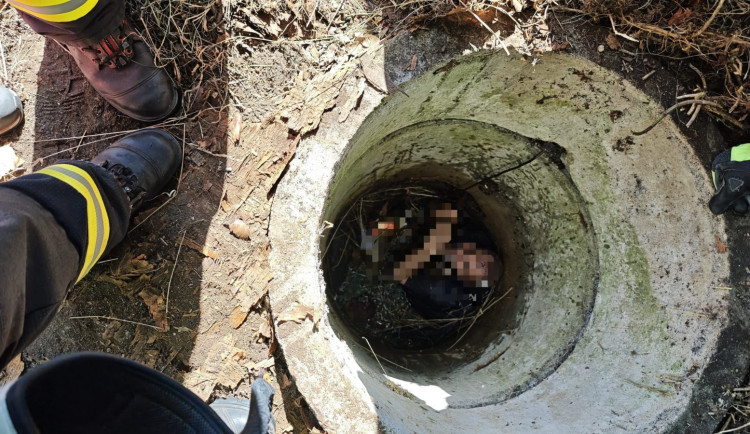 Muž spadl do tři metry hluboké studny a vážně se zranil. Vyrazil pro něj vrtulník