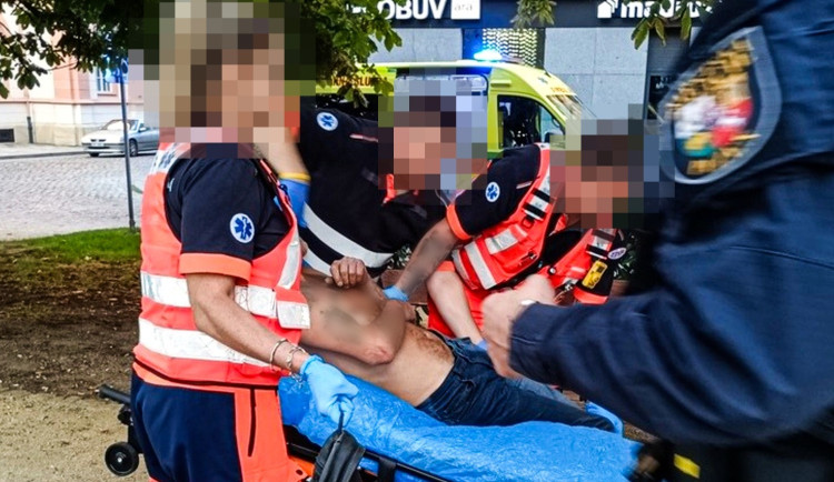 V centru města bezvládně ležel muž s rozbitou hlavou a oteklým okem