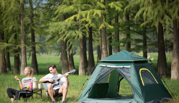 Drzý zloděj okradl spící cizince. Peníze jim v kempu u Brna vzal přímo od hlavy
