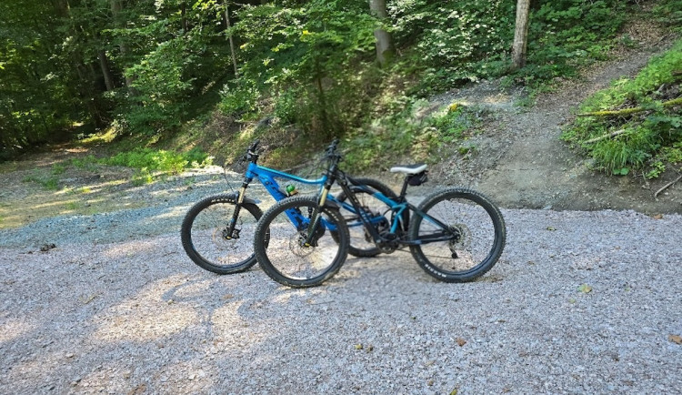 Zloděj si odnesl dvě elektrokola. Škoda je za 140 tisíc