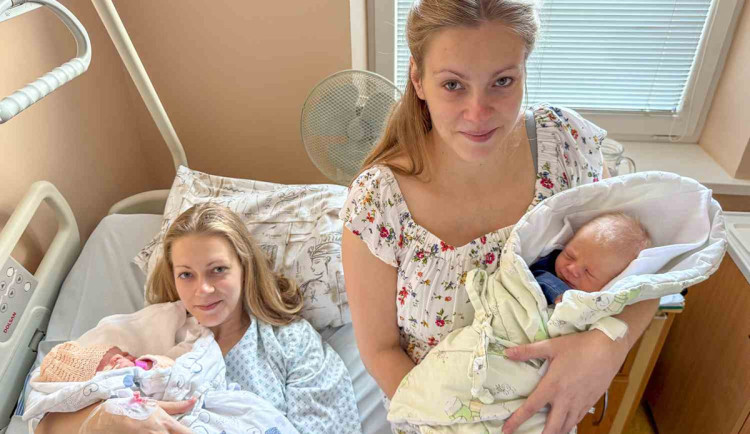 Šťastný návrat do porodnice. Dvojčata do dlaně v Olomouci přivedly na svět děti takřka ve stejný den