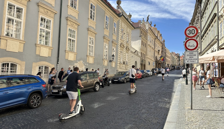 Praha 1 zakázala vjezd koloběžkám do Nerudovy. Značky jezdci hned ignorovali