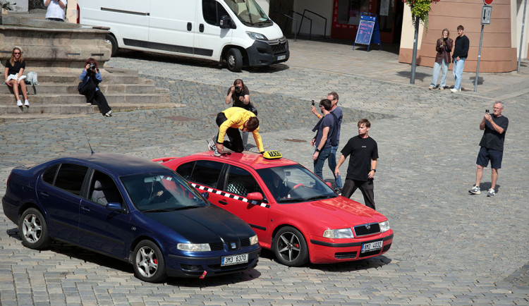 Scény jako z Kobry 11 v Olomouci. Na Hané vzniká akční snímek plný kaskadérských kousků