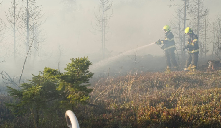 Ve vojenském prostoru v Brdech vypukl požár, hasiči využili i vrtulník