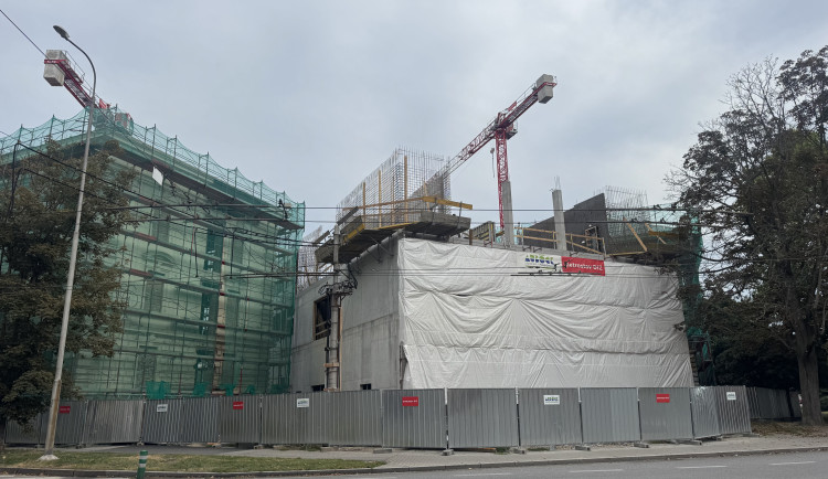 Justiční palác pomalu ukazuje svou podobu. Termín dokončení se lehce posune