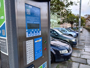 Konec výjimky, majitelé elektroaut v Plzni začnou od září platit za parkování