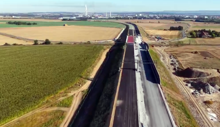 VIDEO: Vytoužená D1 z výšky. Klíčový úsek páteřní dálnice u Přerova míří do finiše