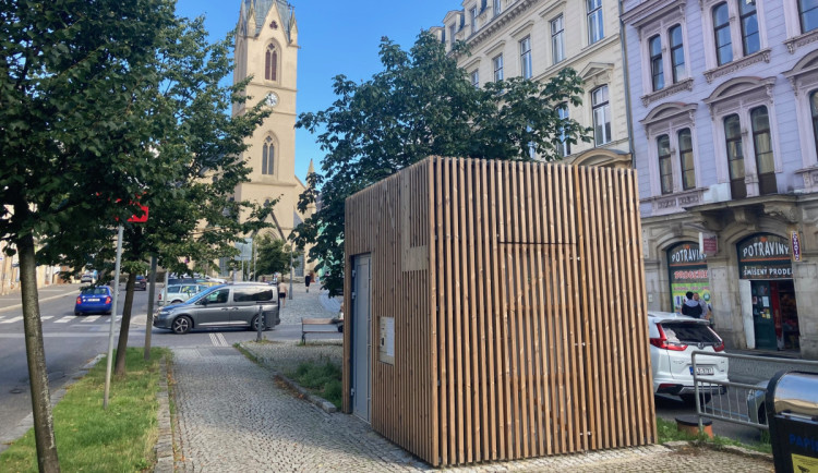 Samočistící toaleta na Sokolovském náměstí je zavřená. Město ji nemůže převzít