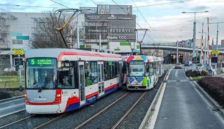 Tramvaje se vrací na Nové Sady, přejezd u Šantovky prošel opravou. Výluka do Neředína trvá