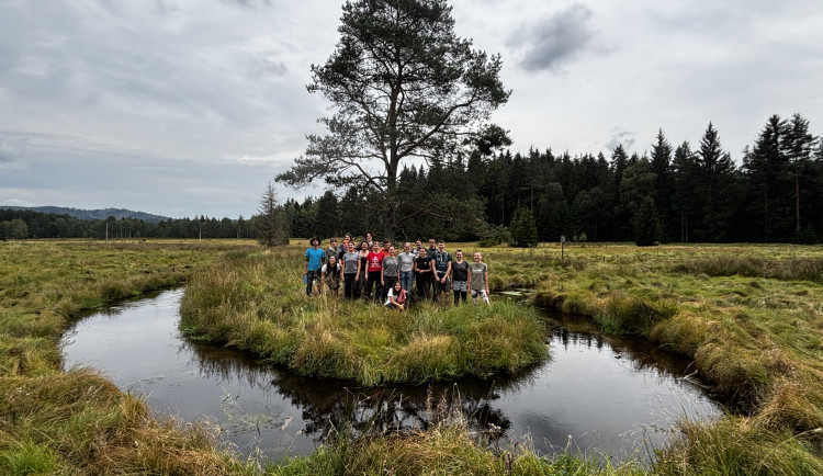 Dobrovolníci pracovali na obnově šumavských mokřadů, někteří přijeli z Nepálu či Mexika