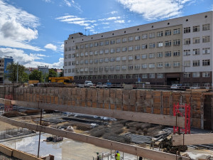 V centru města začala stavba komplexu se stovkami bytů, kancelářemi a obchody