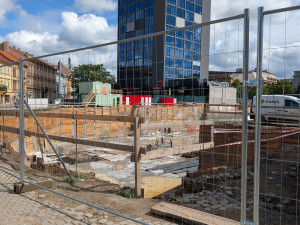 V centru města začala stavba komplexu se stovkami bytů, kancelářemi a obchody