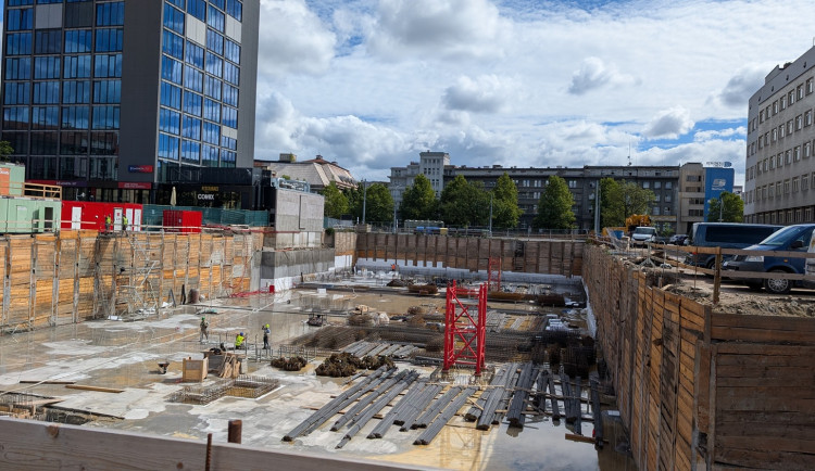 V centru města začala stavba komplexu se stovkami bytů, kancelářemi a obchody