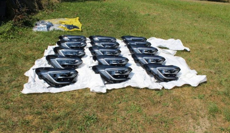 Jeden kradl, druhý falšoval doklady. Pracovníci firmy v Mohelnici za dva roky odnesli autosvětla za miliony