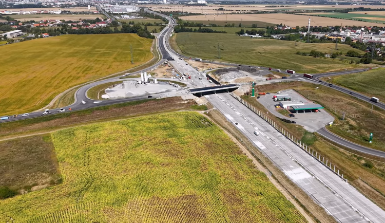 VIDEO: Blíží se otevření dálničního tahu z Olomouce na Přerov. Jak to vypadá na stavbě?