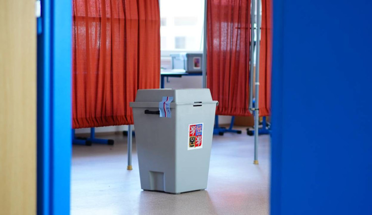 Poloviční zájem o volby ze zahraničí, přihlásilo se jen 27500 voličů