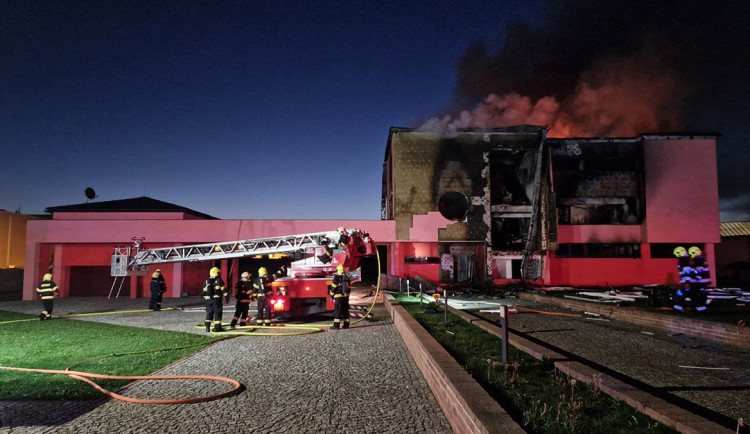 Dvanáct kanystrů s benzínem. Požár vily v Moravičanech měl vypuknout kvůli obří pojistce