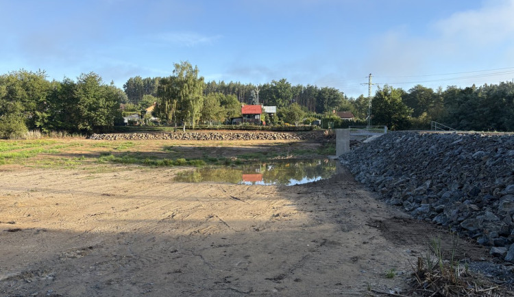 Při opravě rybníka Nováček vyvezli 1980 metrů krychlových bahna