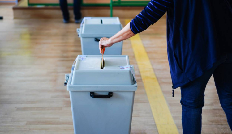 ANO a SPOLU oslabují, do Sněmovny by se dostali Motoristé i Stačilo!