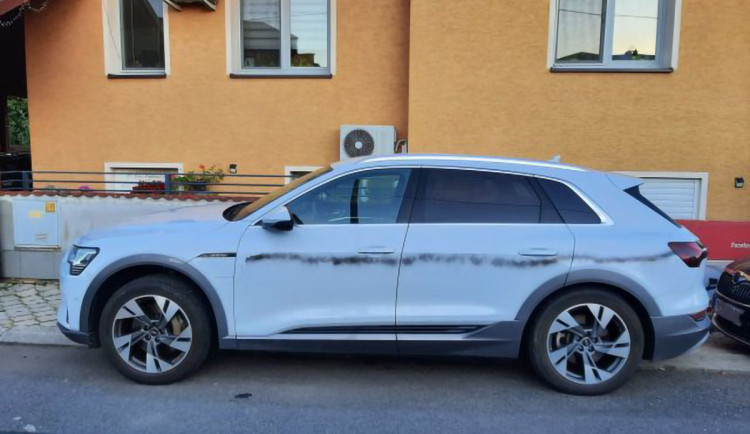 Audi i Superb terčem vandalského útoku. V Zábřehu někdo sprejem poničil čtyři auta