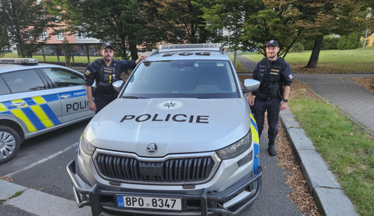 Nemocný muž dva dny trpěl zaklíněný mezi gaučem a postelí, vysvobodili ho policisté