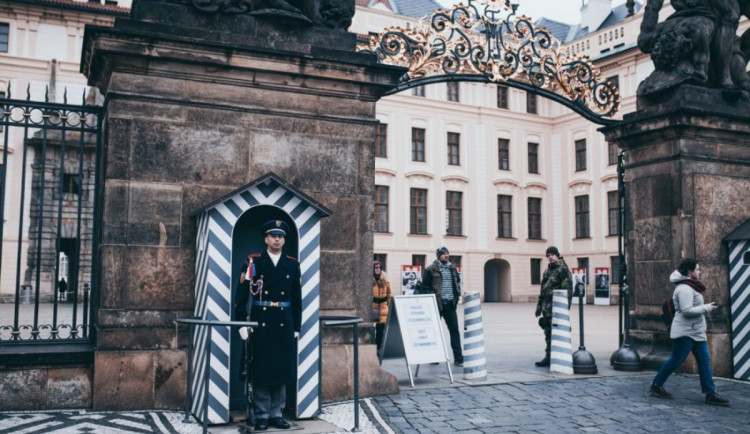 Do Prahy v létě mířily statisíce turistů, nejvíc táhl Hrad nebo zoologická zahrada