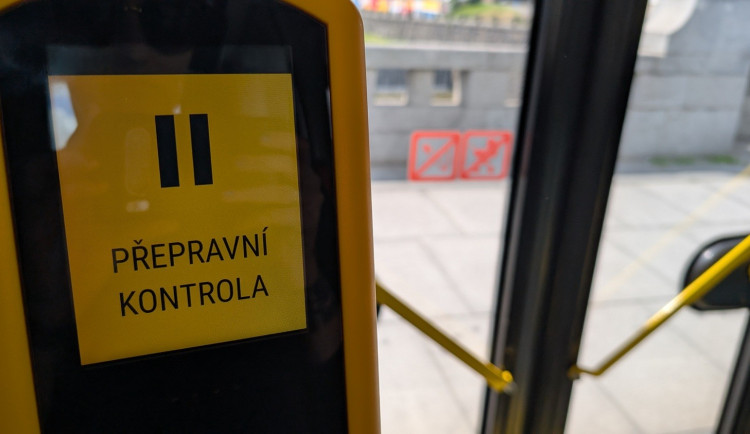 Jízda načerno se prodraží, lidé si ale více stěžují na chování revizorů