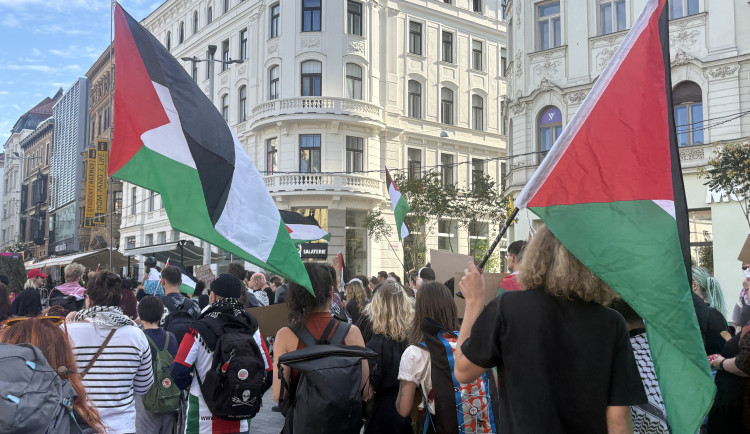 Mrd*me vládu, vzkázali protestující za Palestinu. V Brně jich pochodovaly desítky