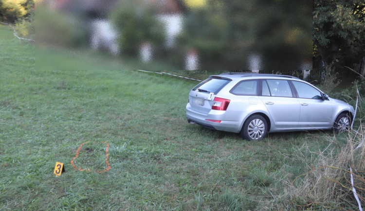 Auto se na rodinném setkání dvakrát samovolně rozjelo a těžce zranilo dva lidi