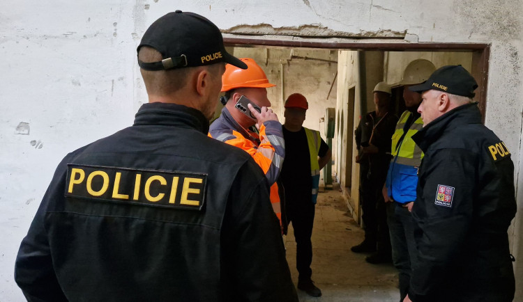 VIDEO: Policisté v minulém týdnu zkontrolovali 300 cizinců, padla i vyhoštění