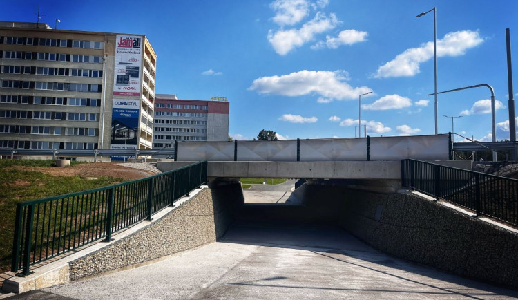 Hradecká Mileta mění tvář: průjezd otevřen, podchod a cyklostezka na spadnutí