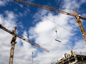Stavebnictví v červenci 2025: dvouciferný růst, méně dokončených bytů