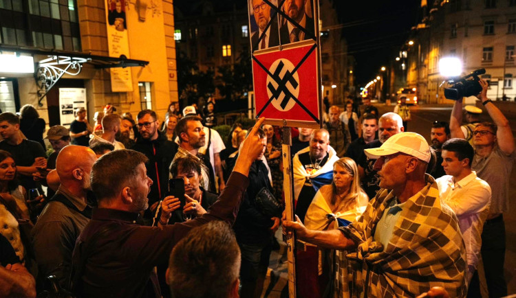 Konflikt pod transparentem s hákovým křížem, Rakušan odmítl přirovnání k fašistům