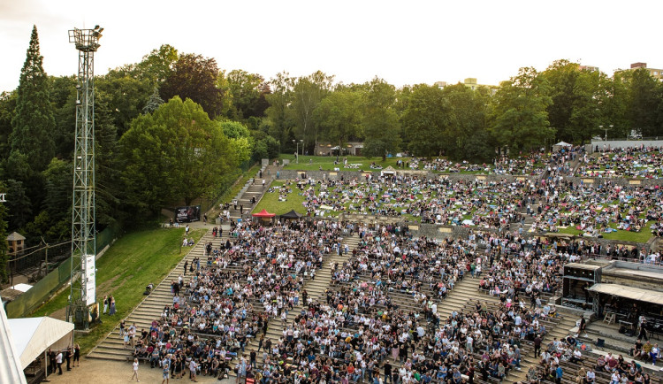 Legendární muzikál Mamma Mia! uvidí tisíce lidí na obří scéně Amfiteátru Lochotín