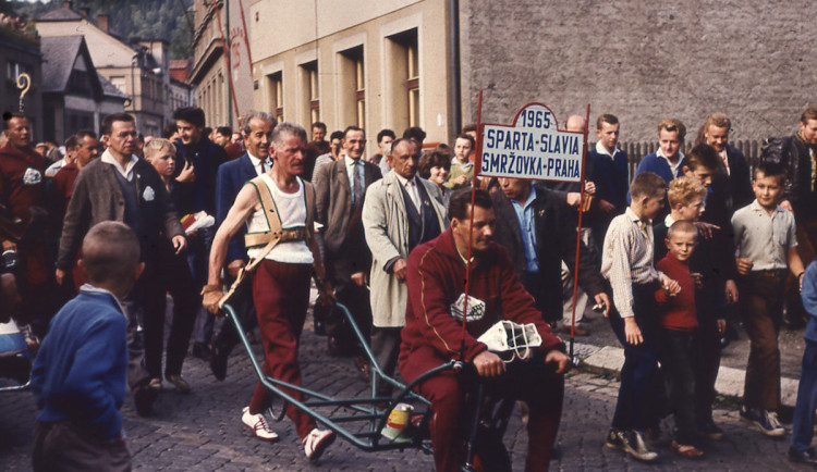 Trakařem ze Smržovky až na derby. Příběh bláznivé sázky po šedesáti letech ožil