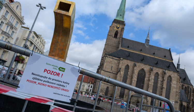 Chrtici praskla vana, oprava bude velmi nákladná. Další kašny poškodili i vandalové