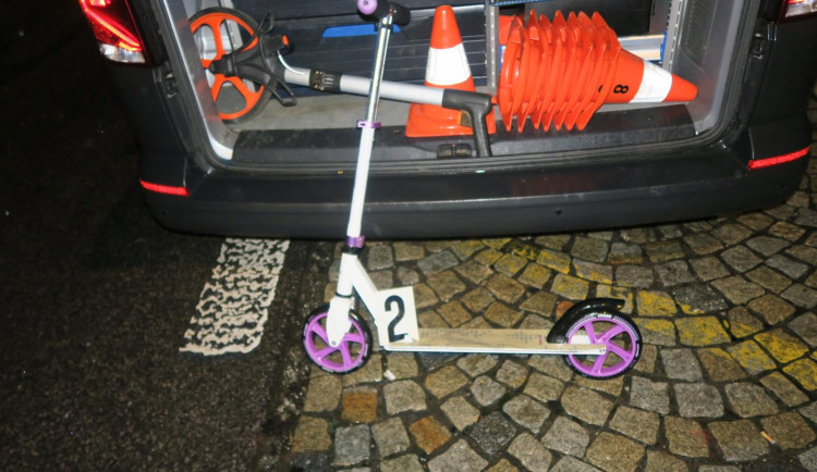 Žena nezvládla sjezd na koloběžce v Jablonci a narazila do auta. Nadýchala 1,74 promile