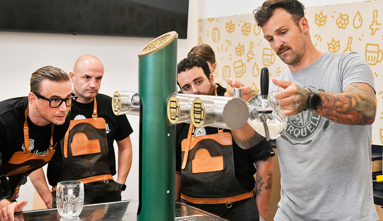 Zahraniční výčepní obdivují při výcviku rychlost svých českých kolegů, jak čepují pivo