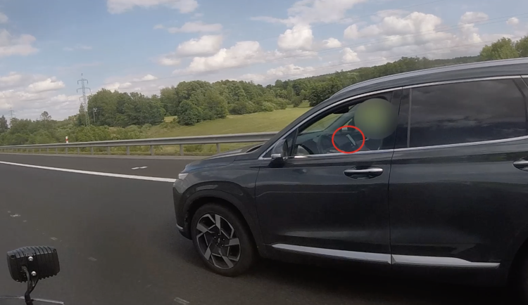 Policie varuje před používáním telefonu za volantem