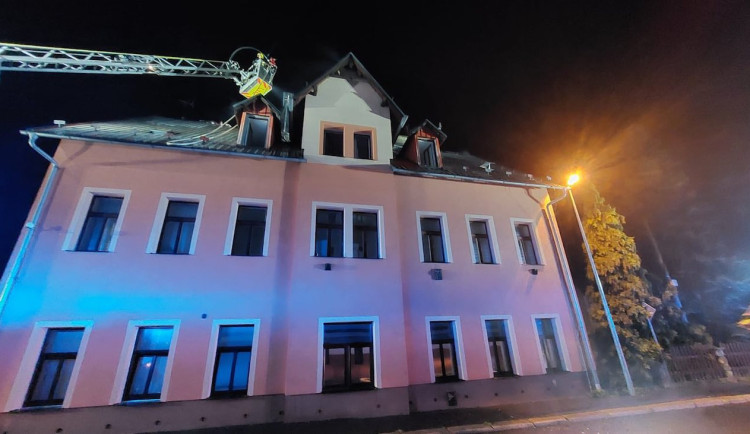 Noční požár v Liberci. Hořel dům v ulici Karolíny Světlé