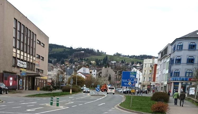 Řidička v Náchodě porážela dopravní značky jak kuželky, kruhové objezdy vzala přímo